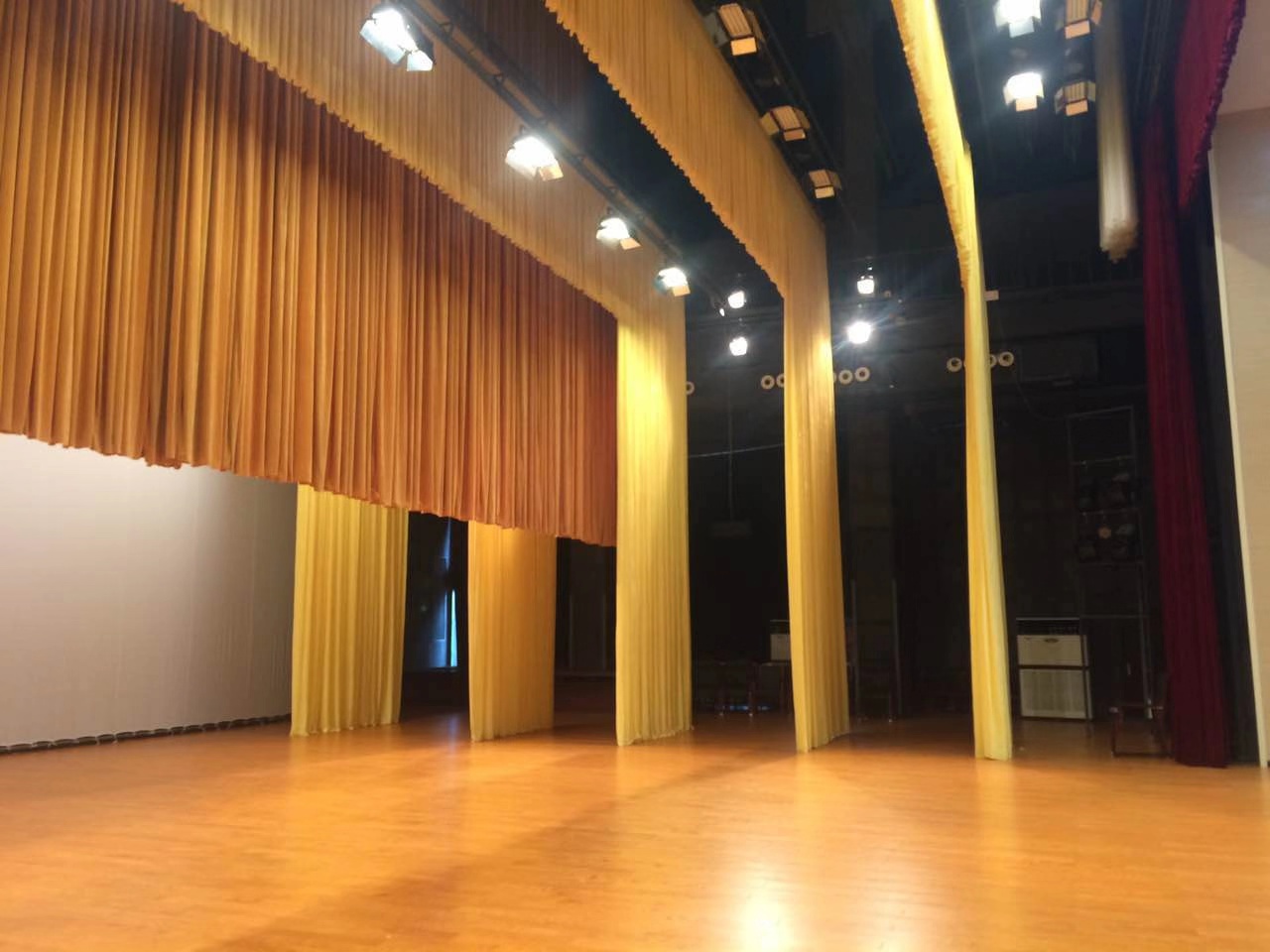 舞臺(tái)橫、側(cè)幕